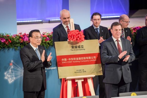 Thủ tướng Lý Khắc Cường (trái) tại lễ ra mắt Công ty Sino-CEE Financial Holdings quản lý quỹ đầu tư Trung Quốc - Trung Đông Âu (Ảnh: AFP)