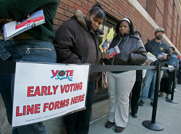 Người dân Ohio xếp hàng đi bầu sớm. Ảnh: US News