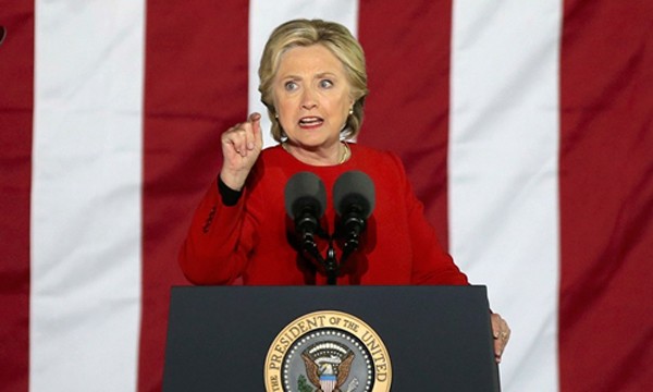 Ứng viên tổng thống đảng Dân chủ Hillary Clinton trong sự kiện vận động ở thành phố Philadelphia, bang Pennsylvania, ngày 7/11. Ảnh: Reuters.