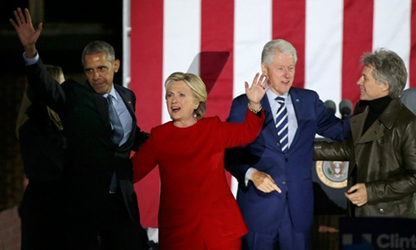 Hillary Clinton (áo đỏ) và Tổng thống Obama, cựu tổng thống Bill Clinton cùng ca sĩ Bon Jovi trong cuộc vận động tại Philadelphia ngày 7/11. Ảnh: Reuters