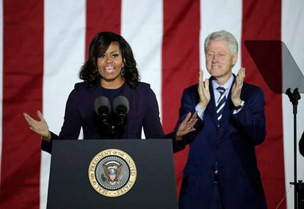 Bà Obama giới thiệu chồng là "tình yêu đời tôi" lên sân khấu. Ảnh: AP