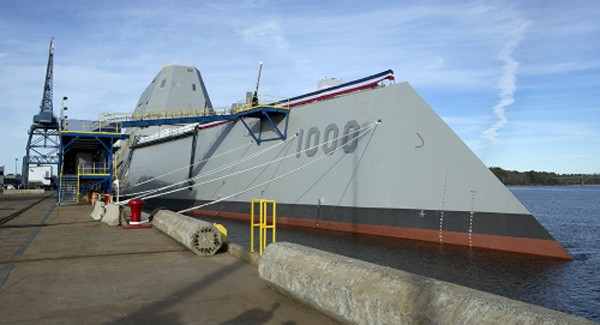 Tàu USS Zumwalt neo đậu tại cảng Baltimore, Mỹ. Ảnh: AFP.