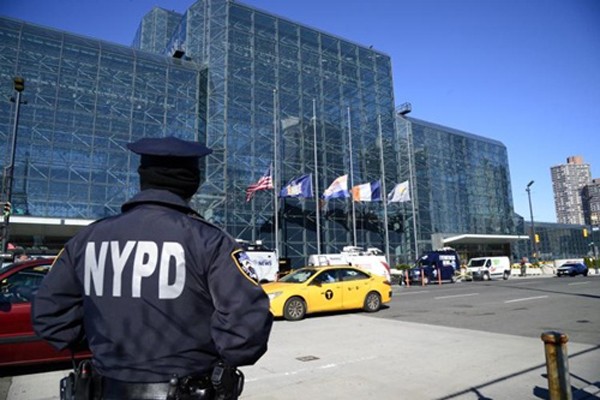 Một sĩ quan cảnh sát túc trực bên ngoài trung tâm hội nghị Javits. Ảnh:New York Daily News