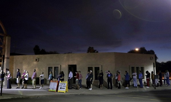 Cử tri Mỹ đi bầu cử tại thành phố Phoenix, bang Arizona từ mờ sáng. Ảnh: AP.