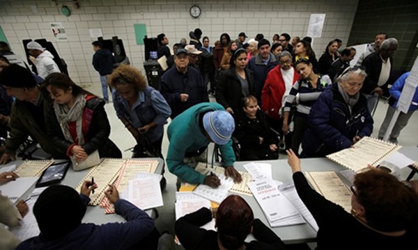 Cử tri đăng ký bầu cử tại điểm bỏ phiếu khu Bronx, New York. Ảnh: Reuters