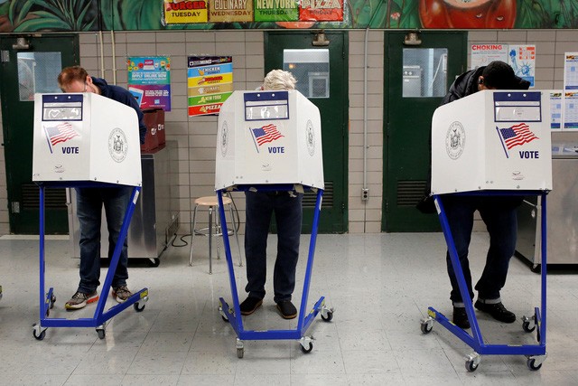 Người dân bỏ phiếu bầu tổng thống Mỹ tại trường James Weldon Johnson ở New York vào sáng 8/11 (Ảnh: Reuters)