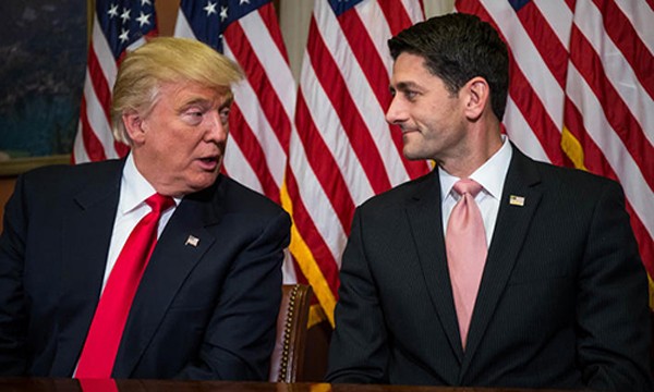 Donald Trump gặp Chủ tịch Hạ viện Paul Ryan để bàn các kế hoạch của đảng Cộng hoà. Ảnh: AFP