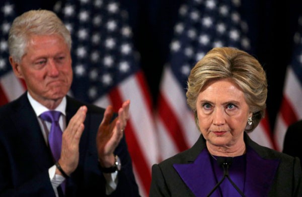 Ứng viên tổng thống đảng Dân chủ Hillary Clinton trong bài phát biểu chấp nhận thua cuộc. Ảnh:Reuters