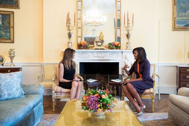 Bà Michelle trò chuyện với bà Melania tại Nhà Trắng ngày 10/11 (Ảnh: Nhà Trắng)