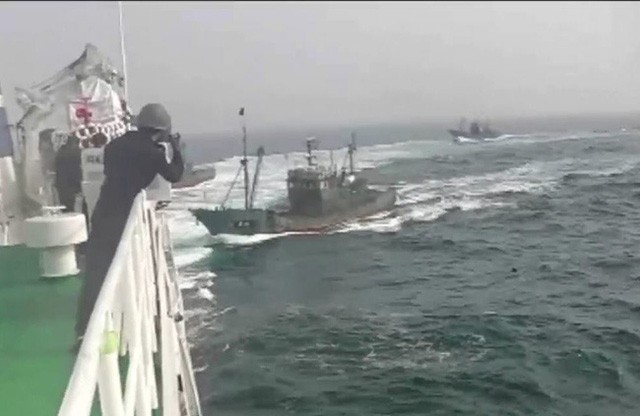 Một trong số các tàu cá Trung Quốc đụng độ với tàu tuần duyên Hàn Quốc hôm 12/11 (Ảnh: Yonhap)
