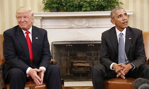 Ông Donald Trump (trái) và Tổng thống Mỹ Barack Obama tại cuộc gặp ở Nhà Trắng hôm 10/11. Ảnh:AP