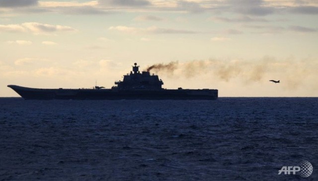 Một máy bay đang hạ cánh xuống tàu sân bay Đô đốc Kuznetsov. (Ảnh minh họa: AFP)