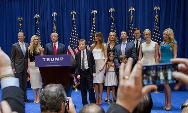 Ông Trump cùng vợ, các con và cháu trong gia đình. Ảnh: Bloomberg