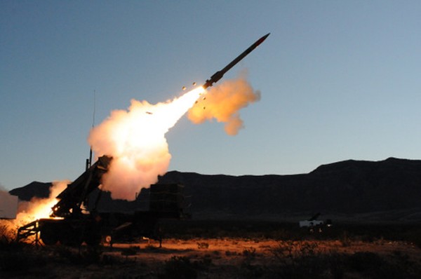 Tên lửa phòng không PAC-3 của Arab Saudi khai hỏa. Ảnh:Defense News.