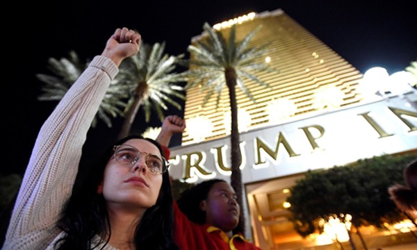 Người biểu tình chống Trump tại khách sạn Las Vegas, Nevada ngày 12/11. Ảnh: Reuters