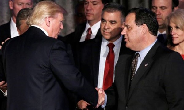 Thống đốc New Jersey Chris Christie (phải) hồi tuần trước bị thay thế vị trí lãnh đạo ban chuyển giao quyền lực của Tổng thống Mỹ đắc cử Donald Trump. Ảnh:Reuters
