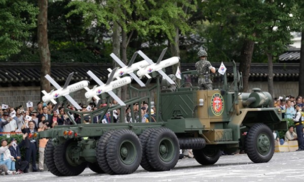 Tên lửa Spike do Israel sản xuất xuất hiện trong cuộc duyệt binh ở Seoul kỷ niệm 65 năm thành lập các lực lượng vũ trang Hàn Quốc tháng 10/2013. Ảnh: AP.