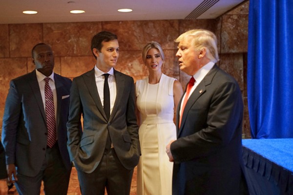 Jared Kushner (thứ hai từ trái sang)và vợ Ivanka Trump, cùng ôngDonald Trump tạiTrump Tower năm ngoái. Ảnh:NY Times