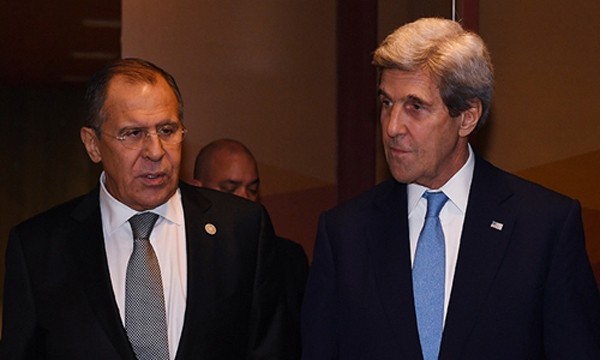 Ngoại trưởng Nga Lavrov (trái) và người đồng cấp Mỹ Kerry tại Lima, Peru. Ảnh:AFP.