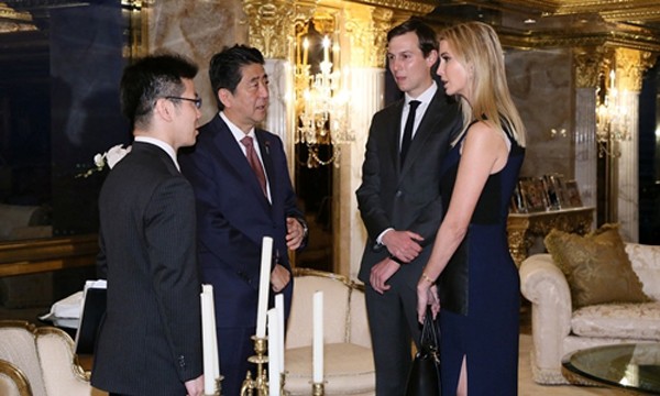 Thủ tướng Nhật Bản Shinzo Abe (thứ hai từ trái sang) trao đổi với Ivanka Trump, con gái của Donald Trump, và chồng cô, Jared Kushner, tại Tháp Trump, Manhattan, New York, ngày 17/11. Ảnh: Reuters.