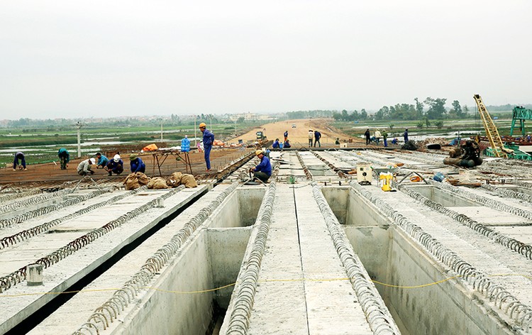 Dự án đường nối TP. Hạ Long với cầu Bạch Đằng đã được cấp và giải ngân hết số vốn 2.475 tỷ đồng . Ảnh: Đỗ Phương