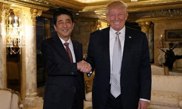 Donald Trump gặp Thủ tướng Nhật Shinzo Abe tại Tháp Trump, New York hôm 17/11. Ảnh:Reuters.