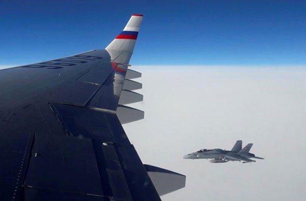 Góc nhìntừ trong máy bay NgaIlyushin Il-96 cho thấy một chiến đấu cơF/A-18 Thụy Sĩ bay gầntrong không phận Thụy Sĩ hôm qua. Ảnh:Reuters