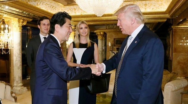 Tổng thống đắc cử Mỹ Donald Trump (phải) và Thủ tướng Nhật Bản Shinzo Abe trong cuộc gặp gỡ đầu tiên tại Trump Tower. (Ảnh: AFP)