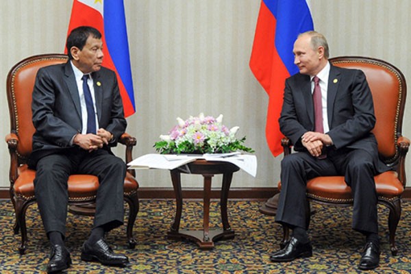 Tổng thống Philippines và Nga hôm 19/11 gặp bên lề hội nghịAPEC ở Lima, Peru. Ảnh:AP