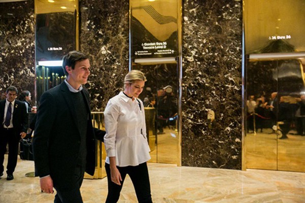 Jared Kushner và vợ, Ivanka Trump, xuất hiện tại đại sảnh tòa nhà Trump Tower một tuần sau cuộc bầu cử tổng thống Mỹ. Ảnh:New York Times