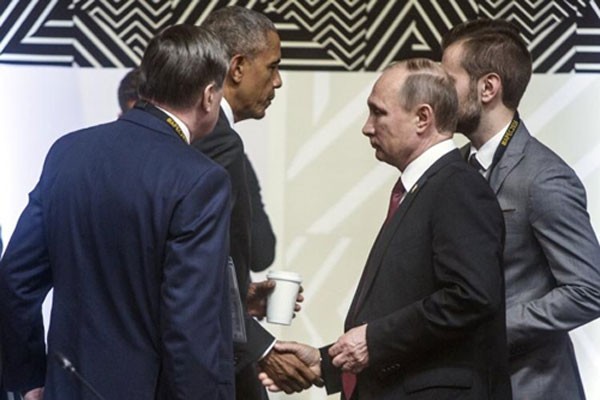 Tổng thống Mỹ Barack Obama và người đồng cấp Nga Vladimir Putin bắt tay sau cuộc gặp ngắn tại Peru. Ảnh: AP.