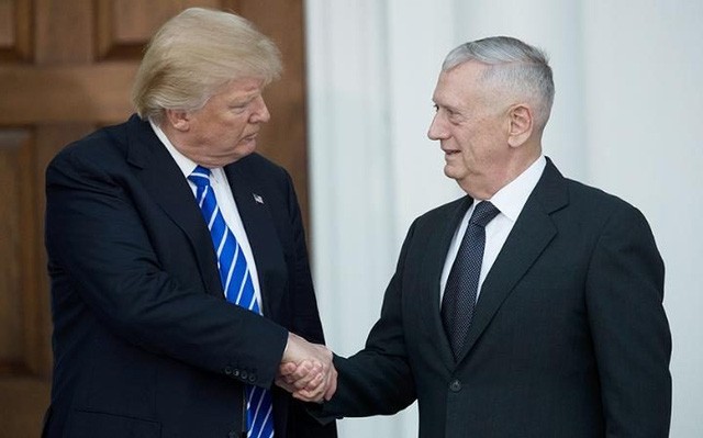 Tổng thống đắc cử Mỹ Donald Trump gặp gỡ tướng về hưu James Mattis. (Ảnh: AFP)