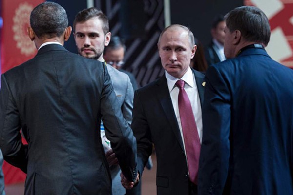Tổng thống Nga Putin và người đồng cấp Mỹ Obama bị bắt gặp không nhìn nhau khi bắt tay. Ảnh:AFP