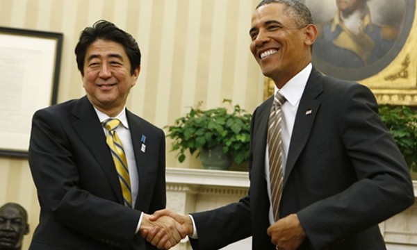 Tổng thống Mỹ Barack Obama (phải) và Thủ tướng Nhật Bản Shinzo Abe. Ảnh:Reuters.