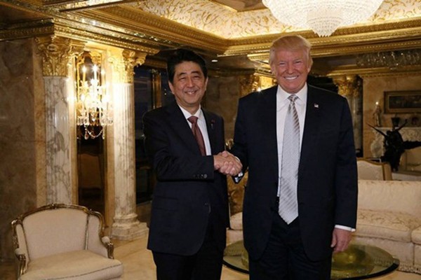 Ông Shinzo Abe (trái) và ông Donald Trump gặp nhau tại Trump Tower. Ảnh:Reuters