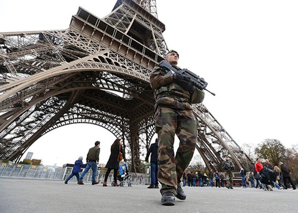 Quân đội Pháp hôm 14/12tuần tra tháp Eiffel một ngày sau chuỗi cuộc tấn công ở Paris. Ảnh:Reuters