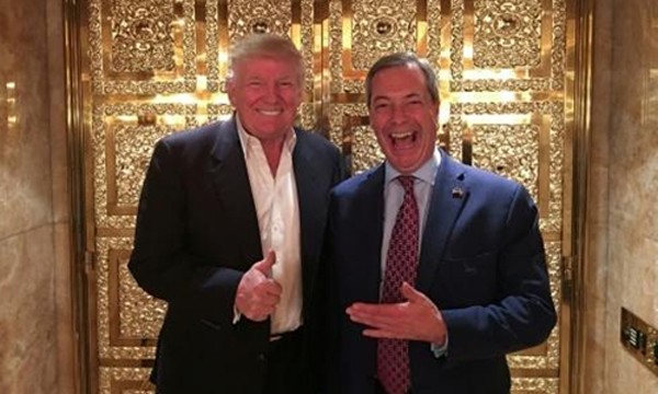 Donald Trump và Nigel Farage gặp nhau tại Tháp Trump. Ảnh: AFP.