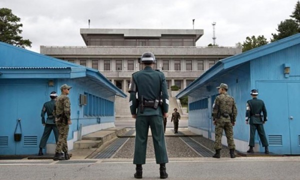Biên phòng Hàn Quốc và Triều Tiên canh gác tại khu phi quân sự. Ảnh:Reuters