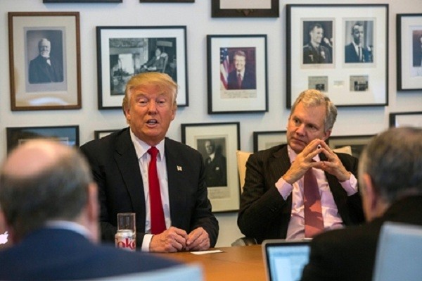 Donald Trump và chủ tờ New York Times Arthur O. Sulzberger Jr. (phải) trong cuộc gặp ngày 22/11. Ảnh: New York Times.