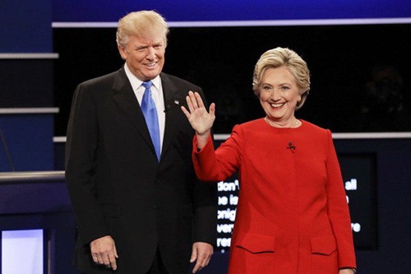 Ông Donald Trump và bà Hillary Clinton trong cuộc tranh luận tổng thống. Ảnh:AP