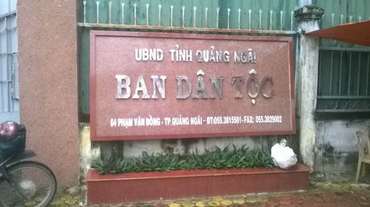Về việc thông báo mời thầu 1 nơi nhưng bán HSMT 1 nẻo, Ban Dân tộc Quảng Ngãi cho biết, là do Ban đang tiến hành sửa chữa trụ sở làm việc