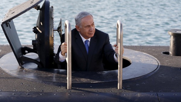 Thủ tướng Israel Benjamin Netanyahu bước lên từ tàu ngầm. Ảnh:Reuters