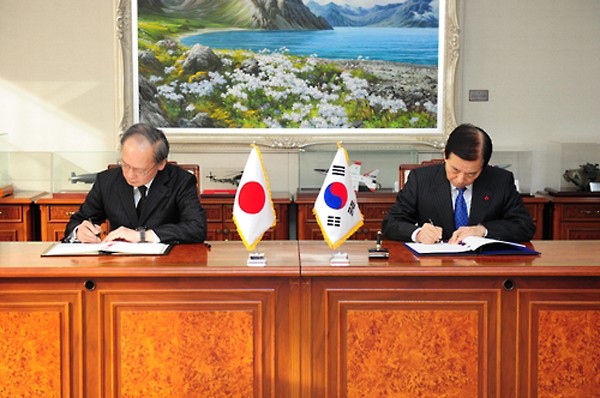 Bộ trưởng Quốc phòng Hàn Quốc Han Min-koo và Đại sứ Nhật tại Seoul Yasumasa Nagamine ký kết hiệp định tại Bộ Quốc phòng ở Seoul. Ảnh:Yonhap