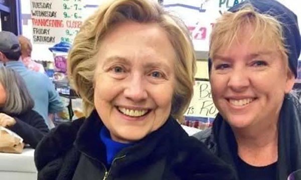 Bà Hillary Clinton (trái) chụp ảnh cùng chủ cửa hàng tạp hóa ở Chappaqua, New York. Ảnh:Linda Bosco