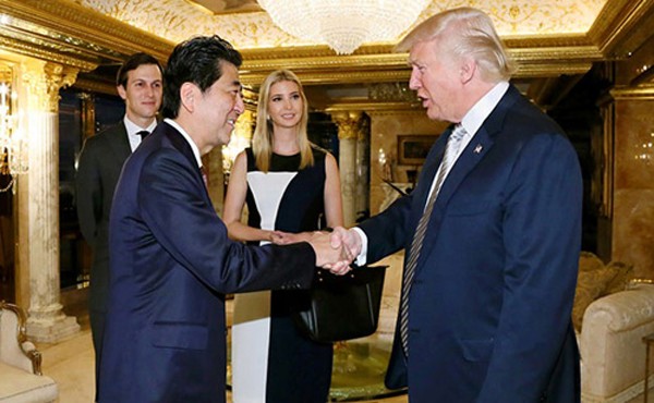 Tổng thống Mỹ Donald Trump, phải, gặp gỡThủ tướng Nhật Bản một tuần sau khi ôngđắc cử. Ảnh:AFP