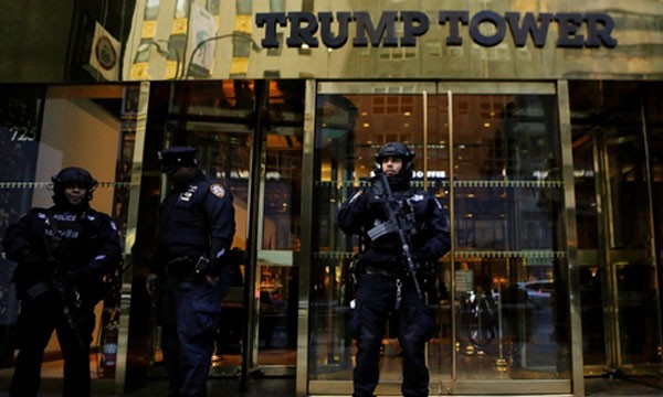 Lực lượng an ninh ở tháp Trump. Ảnh:Reuters