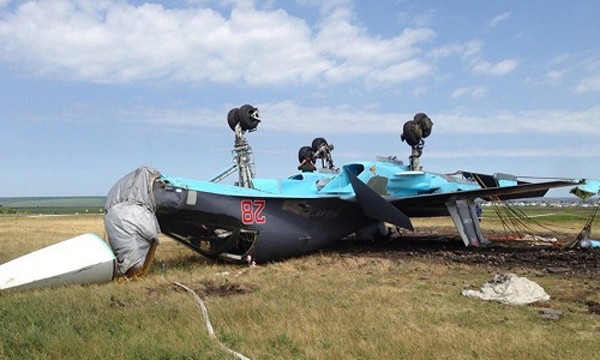 Chiếc Su-34 của Nga nằm ngửa bụng trên bãi cỏ. Ảnh:Defense-aero.