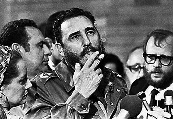 ÔngFidelCastro, khi còn là Thủ tướng Cuba, hút xì gà khi phỏng vấn với báo chí trong chuyến thăm của thượng nghị sĩ MỹCharles McGovern ở Havana tháng 5/1975. Ảnh:Reuters