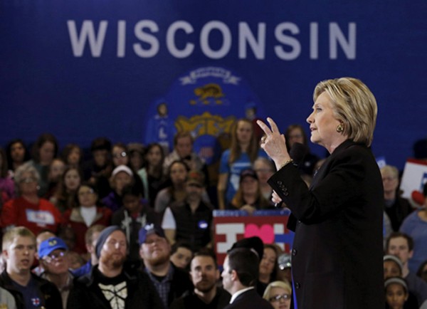 Bà Hillary Clinton trong sự kiện tranh cử ở Wisconsin hồi tháng ba. Ảnh:Reuters