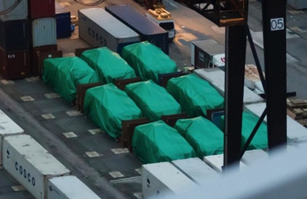 Lô xe bọc thép Singapore bị giữ tại cảng Hong Kong. Ảnh: macaudailytimes